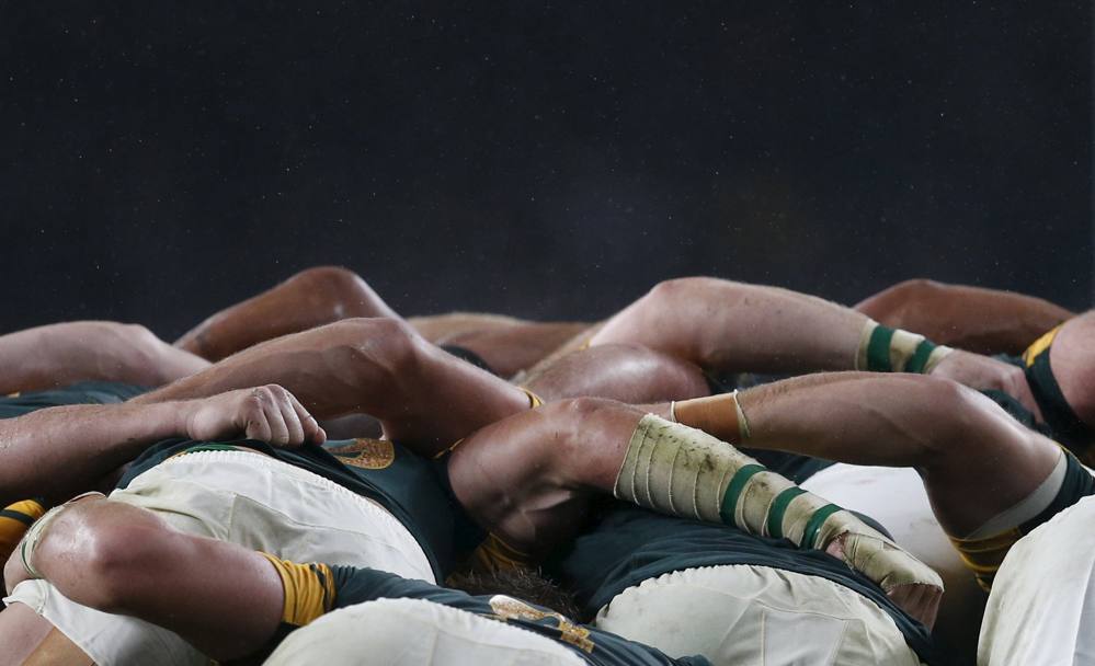 24 ottobre - La mischia dei giocatori sudafricani nella semifinale di Coppa del Mondo di rugby contro gli All Blacks neozelandesi (Reuters)